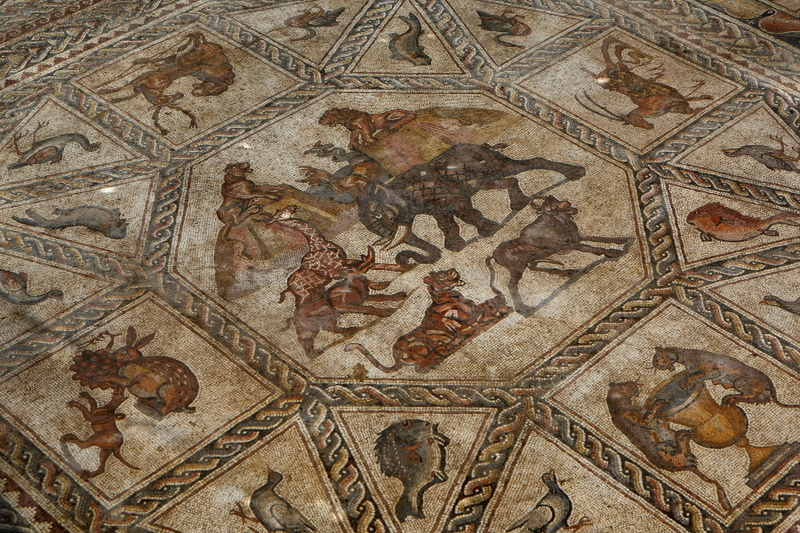 Illustration for article titled Descubren un mosaico de más de 1.700 años escondido debajo de las calles de Israel